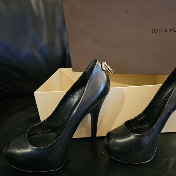Louis Vuitton "oh really" black leather stilettos - Picture 6 of 8